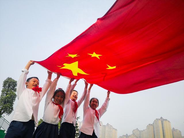 和女生没有话题了不知道聊什么，。怎么办，别跟我说聊天技巧，会聊天的男生怎么样做的，整点有用的？谢谢游戏画面